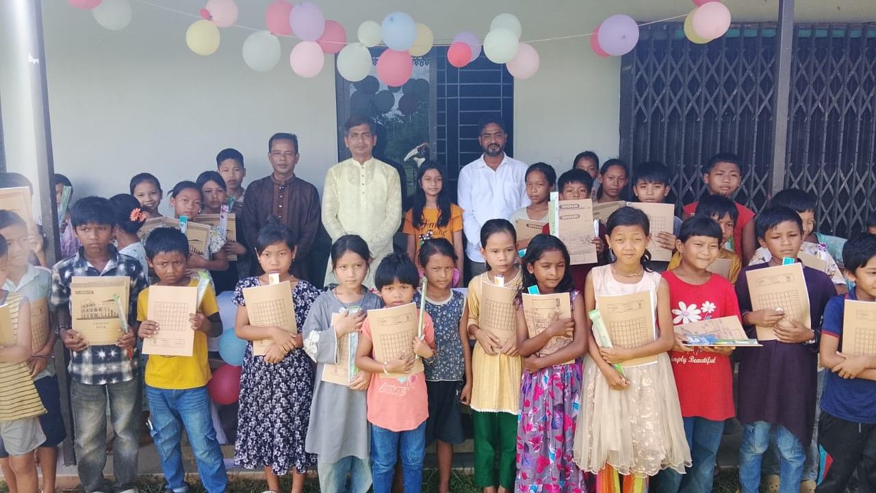 বান্দরবানের রোয়াংছড়িতে শিক্ষার্থীদের পাশে থানা পুলিশ: বিতরণ করা হলো শিক্ষা উপকরণ